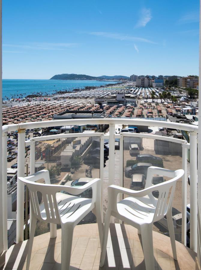 Hotel International Direttamente Sulla Sabbia Misano Adriatico Exterior foto